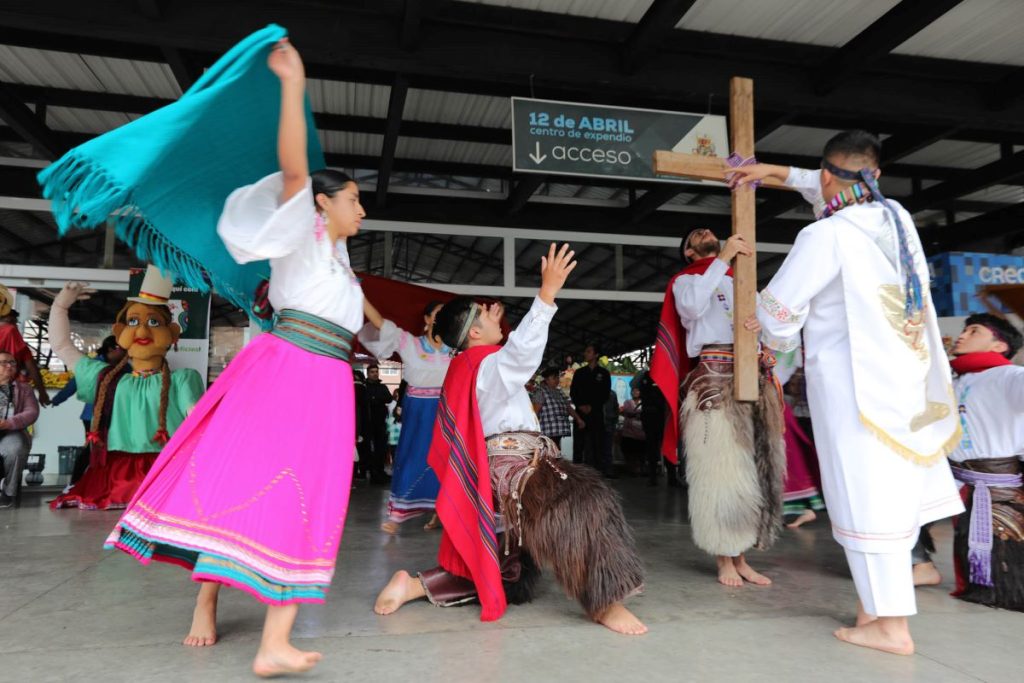 La agrupación Ballet Andino Causanacunchic rindió homenaje al Mercado 12 de Abril, por sus 40 años de aniversario.