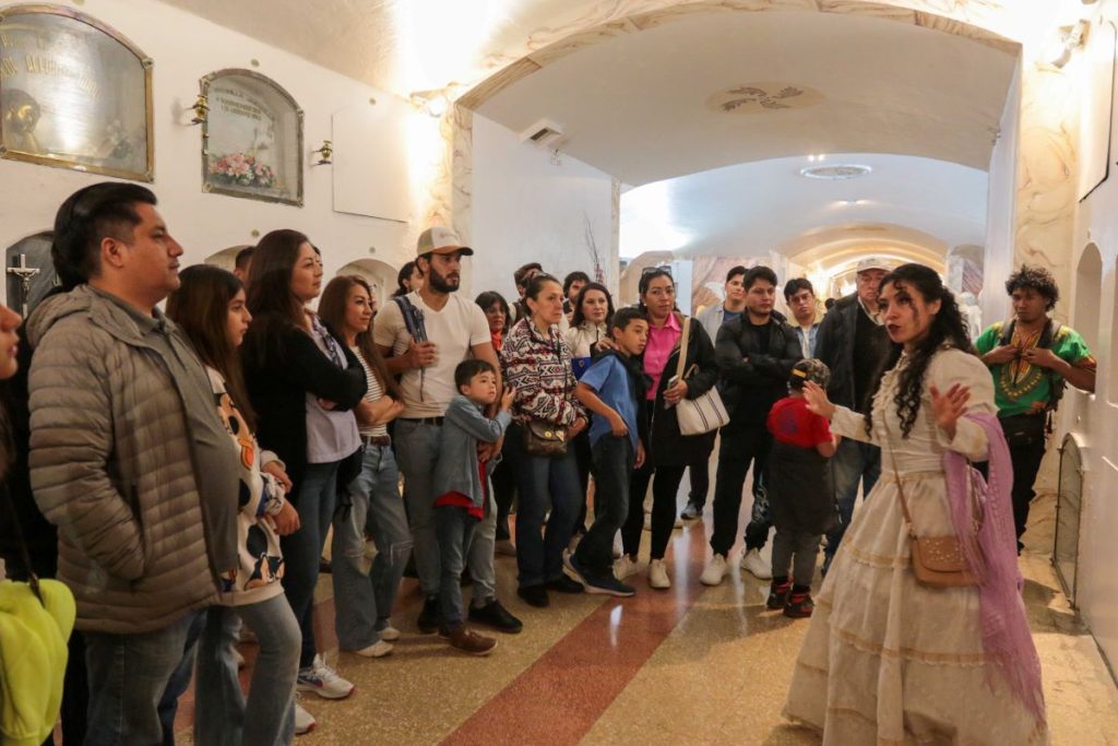 Mercy Mendieta del colectivo Barojo, durante un recorrido por las criptas de la Catedral de la Inmaculada Concepción.