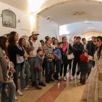 Mercy Mendieta del colectivo Barojo, durante un recorrido por las criptas de la Catedral de la Inmaculada Concepción.