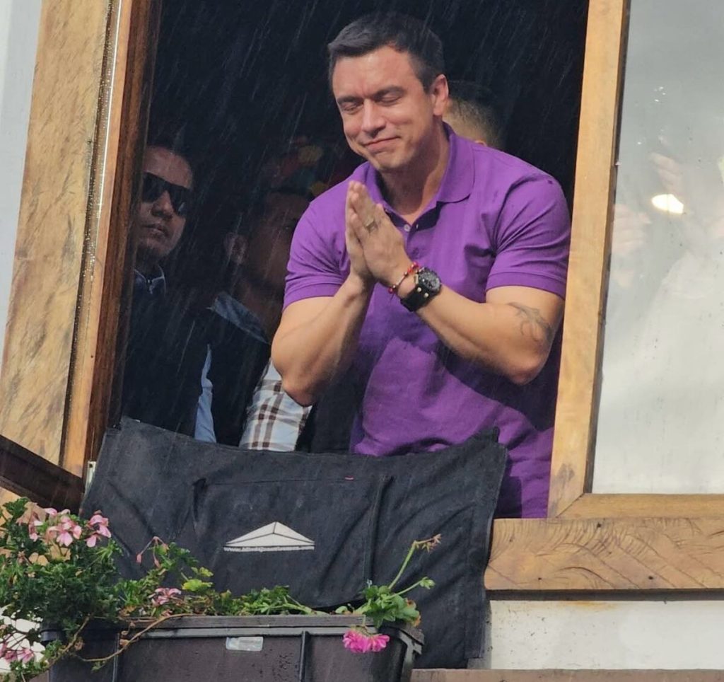 Daniel Noboa, candidato a la reelección estuvo en Cuenca y conversó con jóvenes como parte de su campaña.