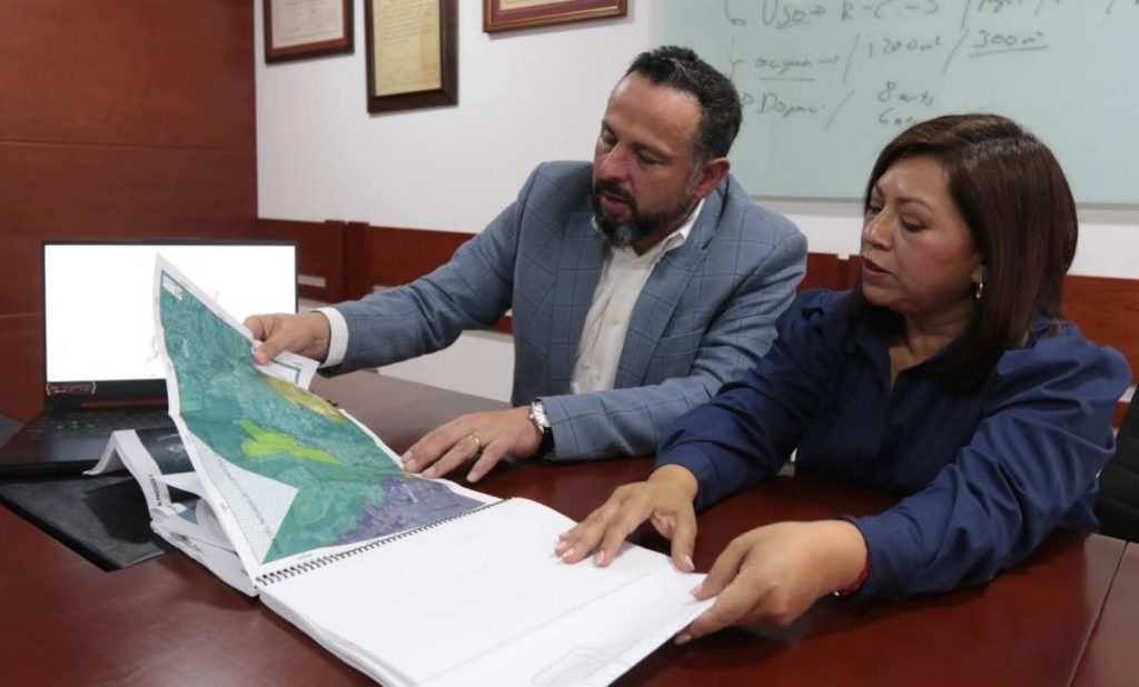 Juan Pablo Vidal, integrante del Colegio de Abogados del Azuay y Sofía Luzuriaga, arquitecta especialista en gestión del suelo y experta en urbanismo.