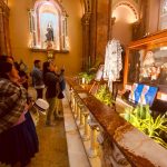 Devotos oran en la Catedral de la Inmaculada Concepción, donde se exhibe la casulla, la mitra y la estola utilizadas por el papa Francisco en su visita al Ecuador en 2015.