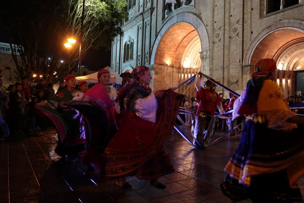 Presentación del grupo “Sección Telares”, conformado por colaboradores de Pasamanería.