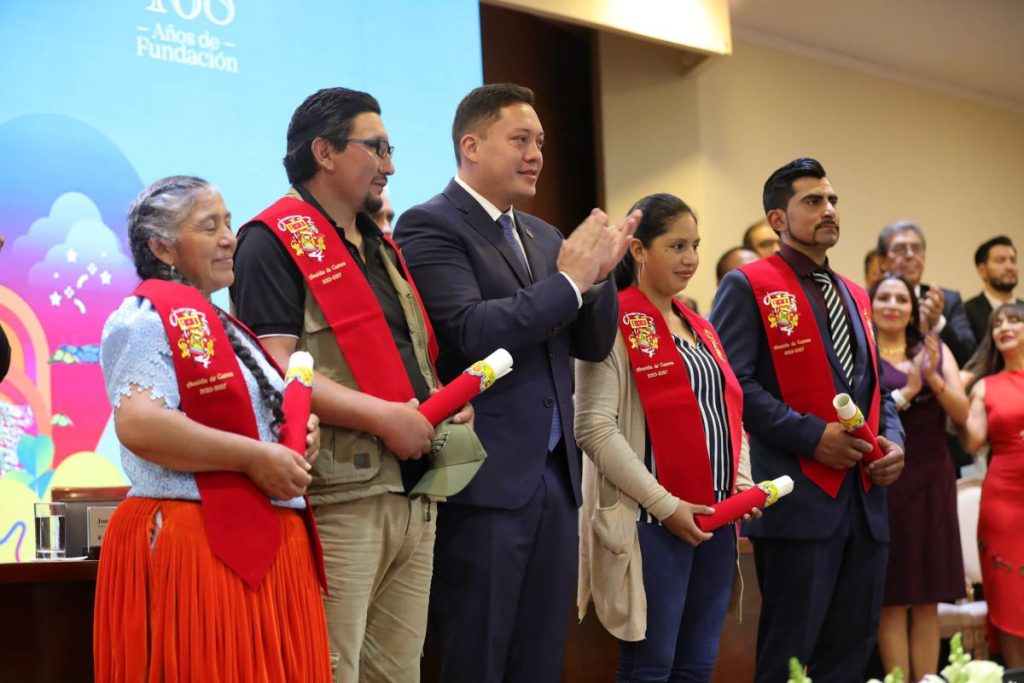 El alcalde Cristian Zamora (C), entregó la Insignia Santa Ana de los Ríos de Cuenca a Egma Torres, de Quitahuayco (Molleturo); Armando Riera, de Yanasacha (Baños); Mariana Guarangio, de San Antonio (Chaucha) y Xavier Gordillo, de Chirimachay (Sayausí) durante la Sesión Solemne.