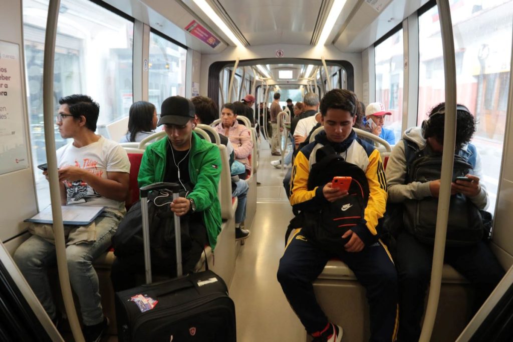 Usuarios en el Tranvía de Cuenca, que este 2025 cumple cinco años del inicio de su servicio comercial.