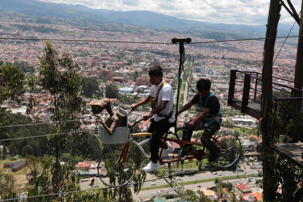 Dos visitantes en la bicicleta extrema, una de las atracciones del parque ‘Aventuri, Diversión Extrema’ en Turi.