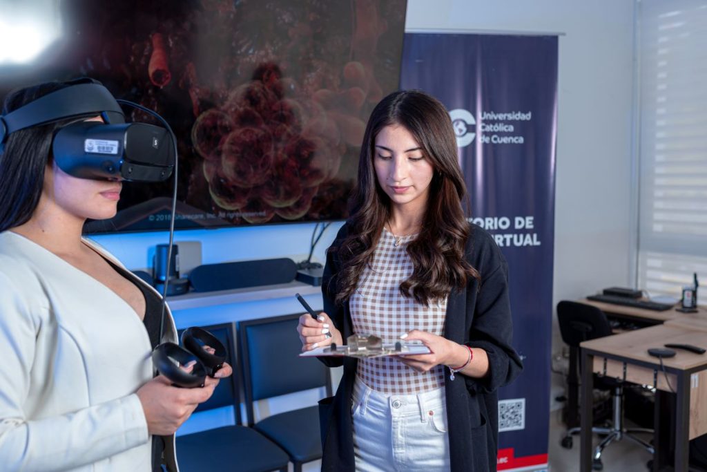 Estudiantes de la Universidad Católica de Cuenca en la moderna infraestructura de la institución, como parte de su formación académica.
