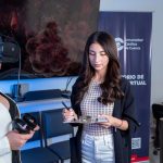 Estudiantes de la Universidad Católica de Cuenca en la moderna infraestructura de la institución, como parte de su formación académica.