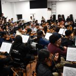 El maestro William Vergara (D) director de la Orquesta Sinfónica de la Universidad de Cuenca, durante un ensayo de la obra.