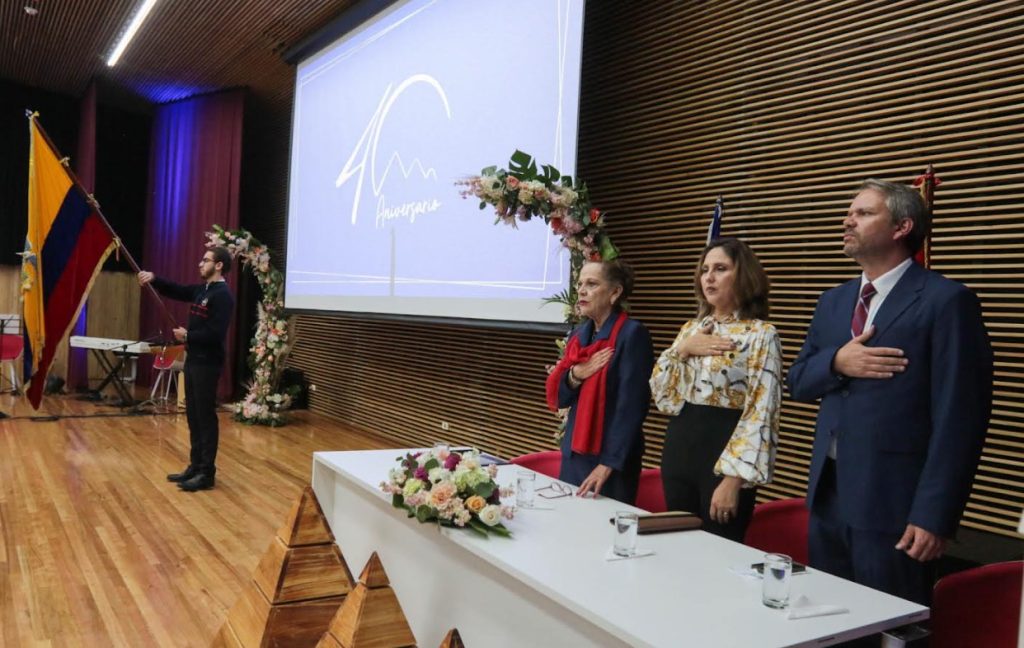 Sesión Solemne por los 40 años de la Unidad Educativa Particular Santana, en el auditorio del Campus Balzay de la Universidad de Cuenca.