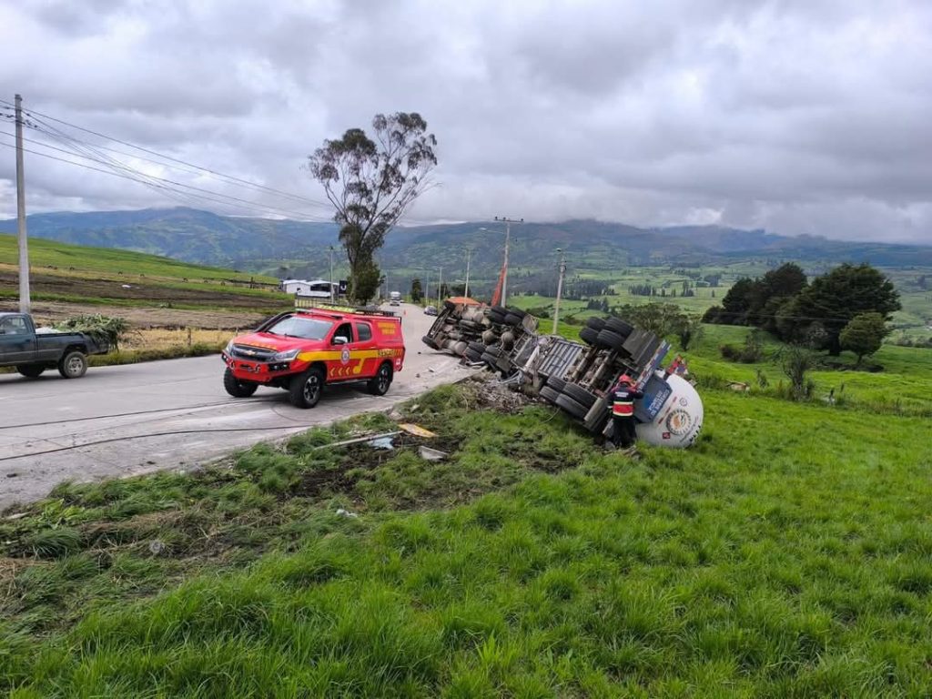 Vuelco de tráiler en la vía Biblián-Cañar, sector Aguarongo. Hubo una persona fallecida.
