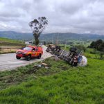 Vuelco de tráiler en la vía Biblián-Cañar, sector Aguarongo. Hubo una persona fallecida.