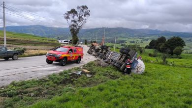 Vuelco de tráiler en la vía Biblián-Cañar, sector Aguarongo. Hubo una persona fallecida.