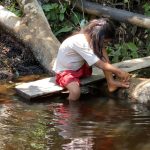 El agua que usan los niños de Mashuin, cantón Taisha, para bañarse, es la misma que usan para beber.