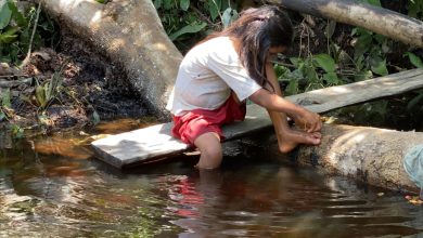 El agua que usan los niños de Mashuin, cantón Taisha, para bañarse, es la misma que usan para beber.
