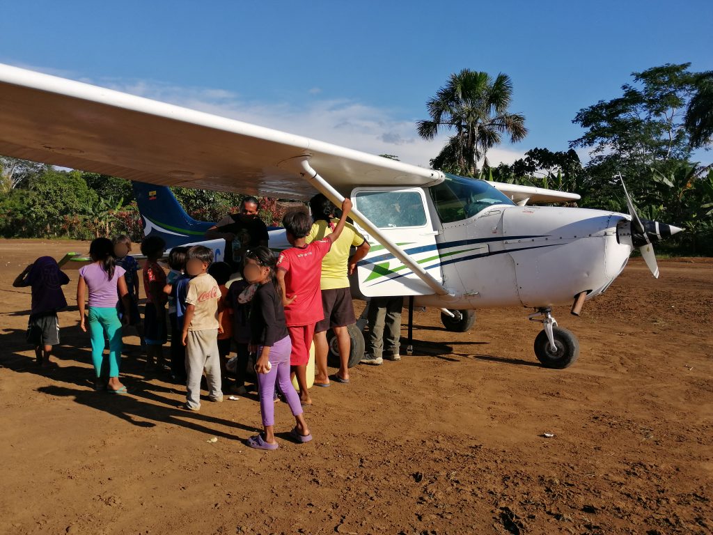 Niños que viven en las comunidades rurales de Taisha reciben a quienes llegan a bordo de las avionetas.