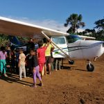 Niños que viven en las comunidades rurales de Taisha reciben a quienes llegan a bordo de las avionetas.