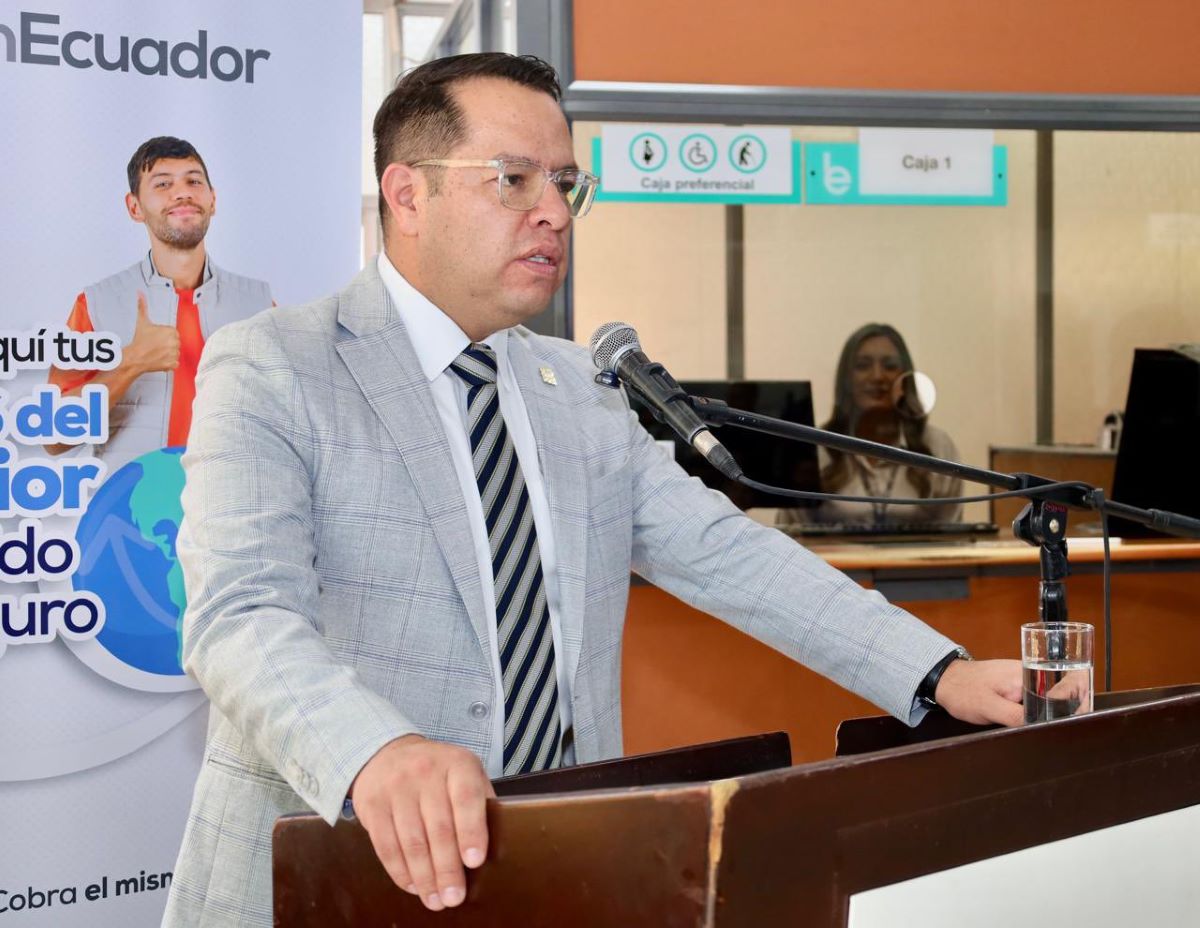 Francisco Miño, presidente del Directorio de BanEcuador en la sucursal de Cuenca.