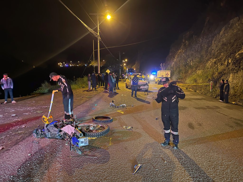 El accidente de tránsito se registró la noche del domingo en la vía Cuenca – Gualaceo, cerca de Chaquilcay. /Cortesía