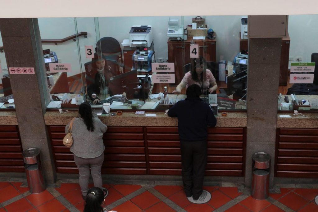 Los migrantes han optado por redirigir parte de las remesas que envían hacia el ahorro en bancos y cooperativa, como medida de prevención.