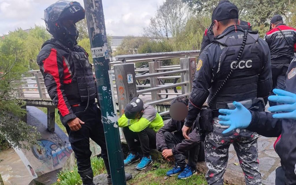 Personal de la Guardia Ciudadana detuvo a dos sujetos acusados de robar en las Escalinatas de la Universidad de Cuenca.
