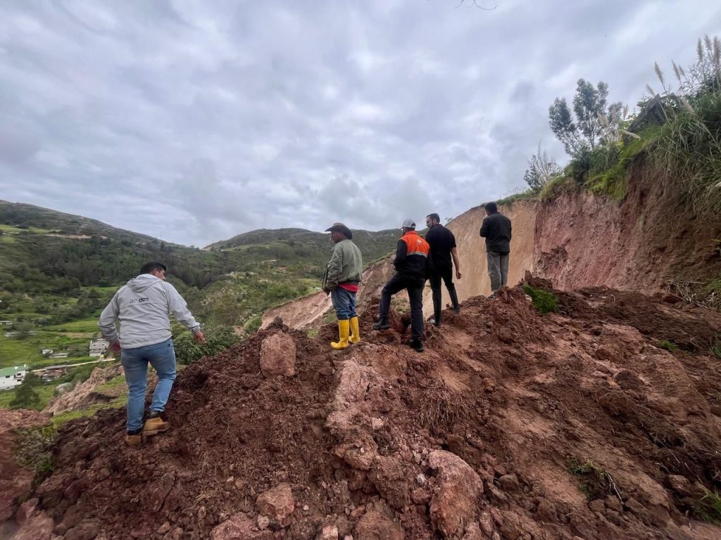 Estado actual del grave deslizamiento en la vía alterna que conduce al cantón Nabón en el sector de Gonzapamba.