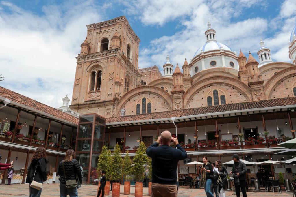 Uno de los atractivos turísticos en el Centro Histórico es el Seminario San Luis, donde se desarrolla una feria de emprendedores organizada por la Curia.