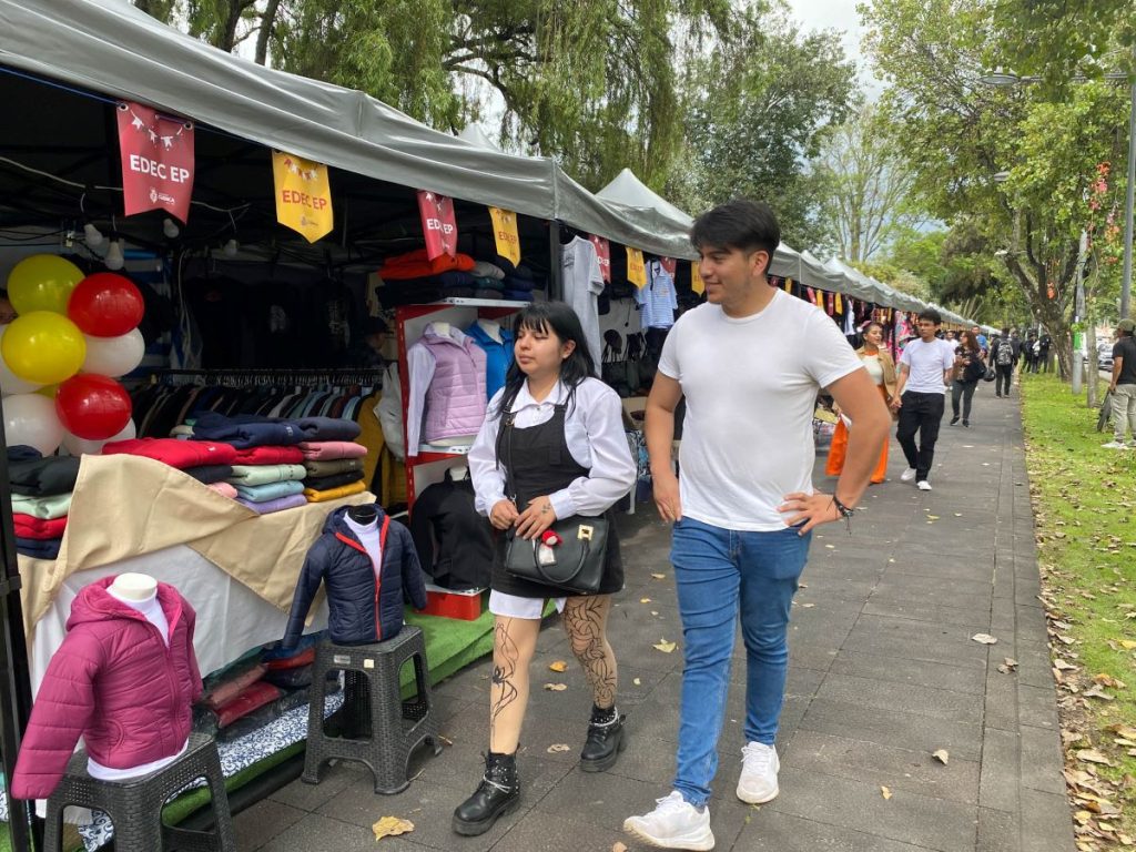 Turistas recorren la feria artesanal ubicada en la avenida 12 de Abril, con motivo de las fiestas de Cuenca.
