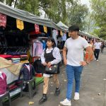 Turistas recorren la feria artesanal ubicada en la avenida 12 de Abril, con motivo de las fiestas de Cuenca.