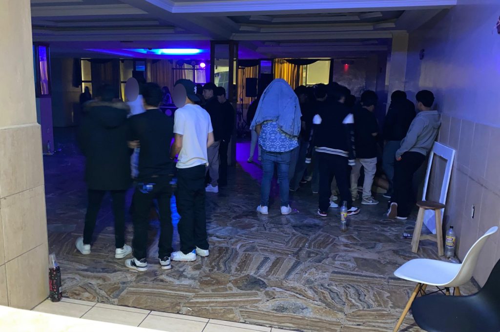 El personal de las distintas fuerzas de seguridad de la ciudad, encabezados por la Intendencia, intervinieron en la clausura de la fiesta clandestina.