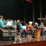 El maestro Wilmer Jumbo, dirige a los estudiantes de las “Orquestas Escolares”, durante el concierto ofrecido en el Teatro de la Casa de la Cultura.