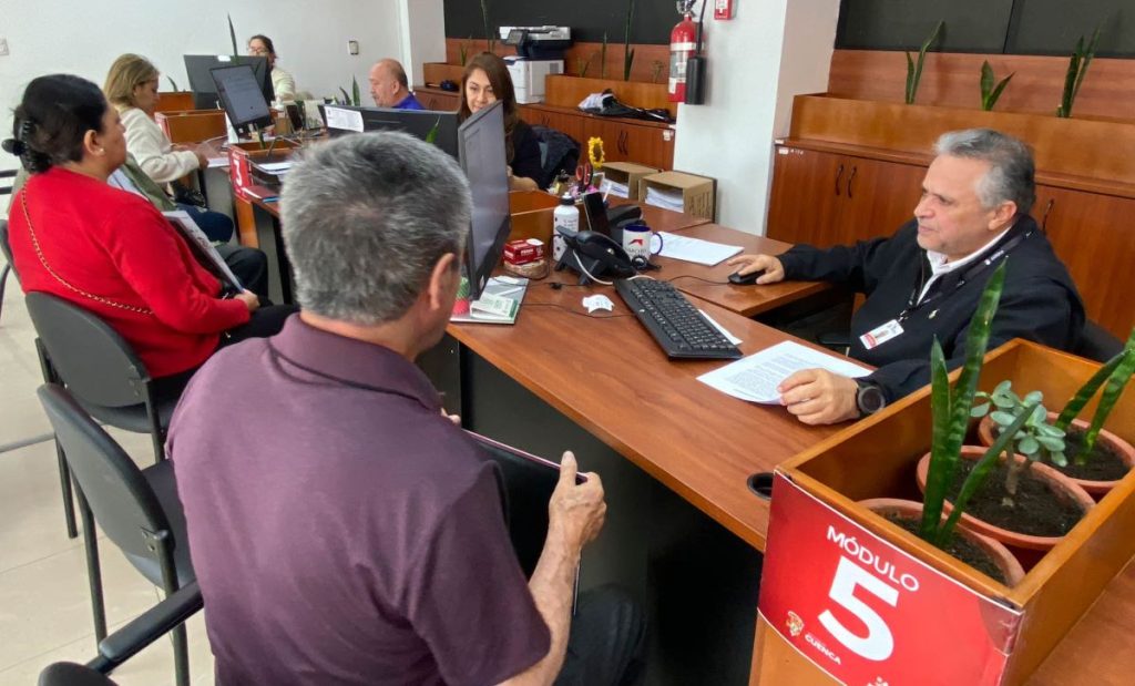 Contribuyentes en ventanillas de atención en el edificio municipal, ubicado en las calles Sucre y Benigno Malo.