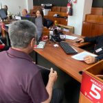 Contribuyentes en ventanillas de atención en el edificio municipal, ubicado en las calles Sucre y Benigno Malo.