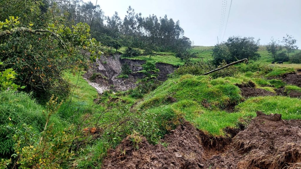 Uno de los más graves deslizamientos afectó un sector de la parroquia Santa Ana.