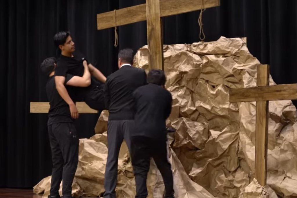 “Más Allá de la Cruz”, una producción de la Compañía de Teatro de la UPS, será presentada en el Teatro Universitario Padre Carlos Crespi.