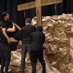 “Más Allá de la Cruz”, una producción de la Compañía de Teatro de la UPS, será presentada en el Teatro Universitario Padre Carlos Crespi.