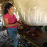 Jhaneth Tentetz es una de las mujeres que trabaja en la elaboración de mocahuas, cerámica típica del achuar. /FCS