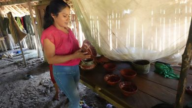 Jhaneth Tentetz es una de las mujeres que trabaja en la elaboración de mocahuas, cerámica típica del achuar. /FCS