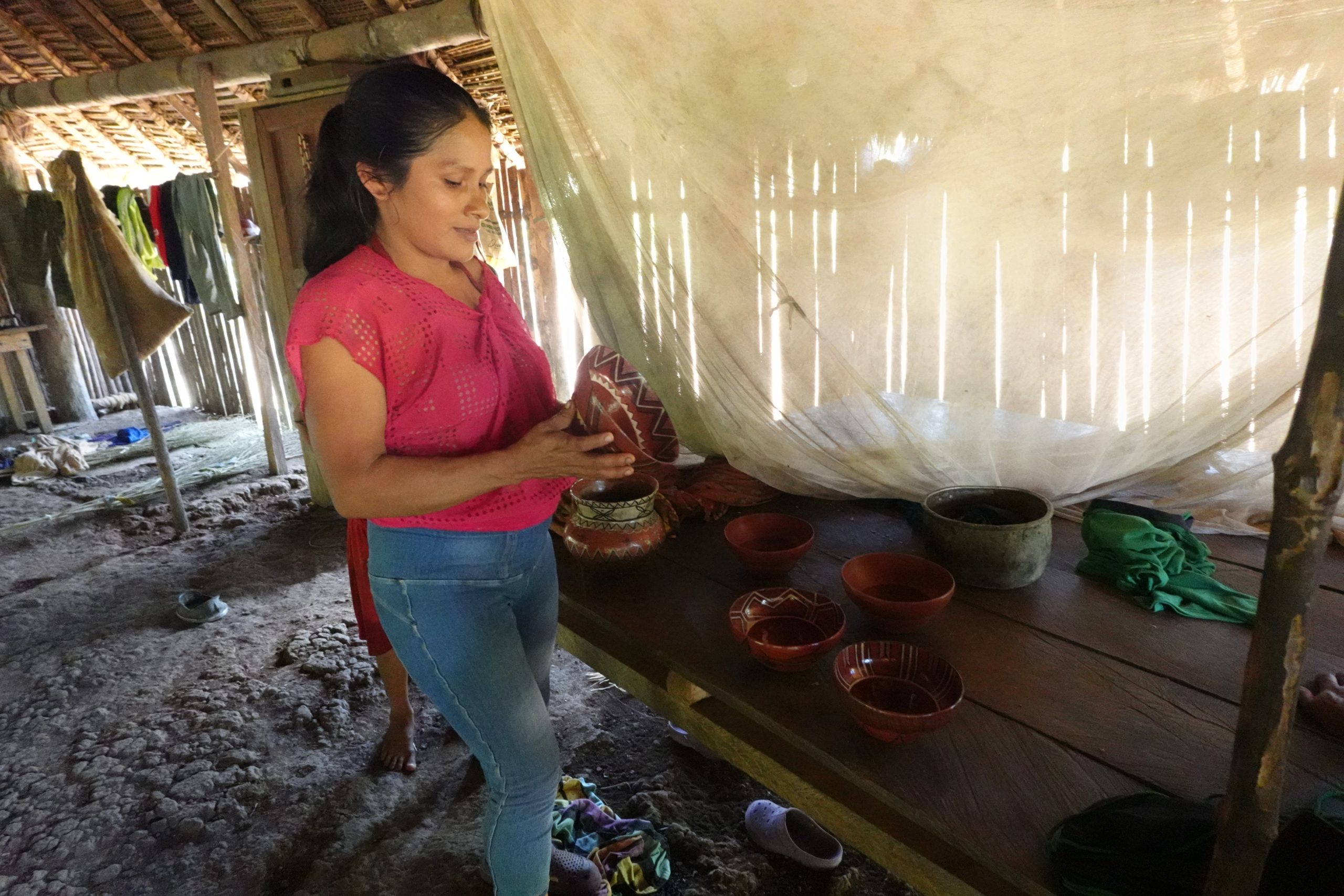 Jhaneth Tentetz es una de las mujeres que trabaja en la elaboración de mocahuas, cerámica típica del achuar. /FCS