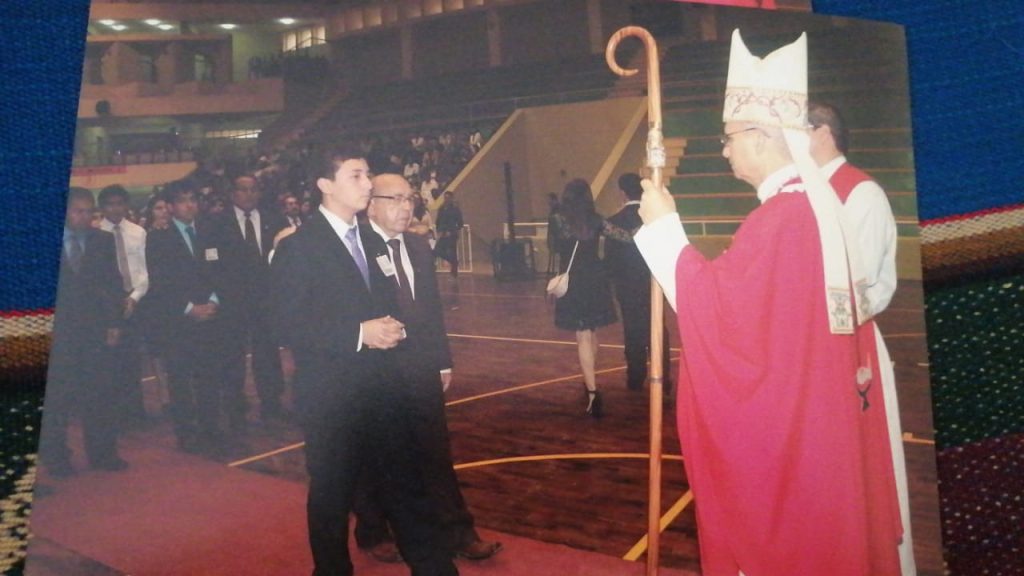 Alejandro Pérez, cuencano, en 2017, recibió la confirmación por parte de quien ahora es el Papa León XIV.