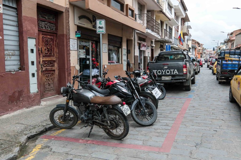 Preparan una reforma a ordenanza para que motos paguen parqueo en Cuenca.