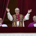 El Papa León XVI saluda desde el balcón de San Pedro, en su primer encuentro con los fieles tras ser elegido.