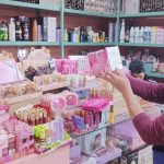 Alerta y clausura por vender cosméticos ilegales en Azuay