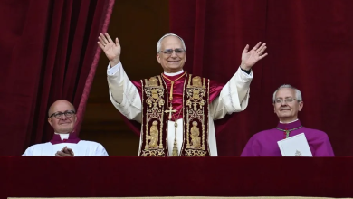 El Papa León XVI saluda desde el balcón de San Pedro, en su primer encuentro con los fieles tras ser elegido.