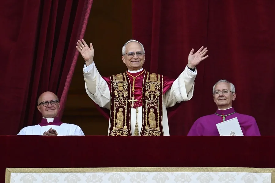 El Papa León XVI saluda desde el balcón de San Pedro, en su primer encuentro con los fieles tras ser elegido.
