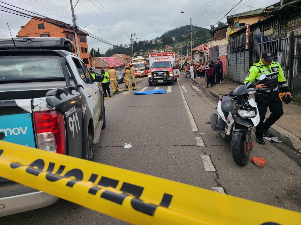 Un ciudadano falleció atropellado en la Panamericana Sur, sector Narancay. Unidades de socorro acudieron al lugar.