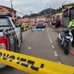 Un ciudadano falleció atropellado en la Panamericana Sur, sector Narancay. Unidades de socorro acudieron al lugar.