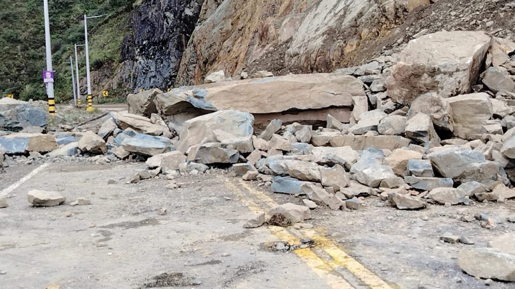 Así terminó la vía luego de la caída de material pétreo en el kilómetro 49 de la Cuenca – Molleturo – El Empalme. /Cortesía