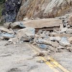 Así terminó la vía luego de la caída de material pétreo en el kilómetro 49 de la Cuenca – Molleturo – El Empalme. /Cortesía