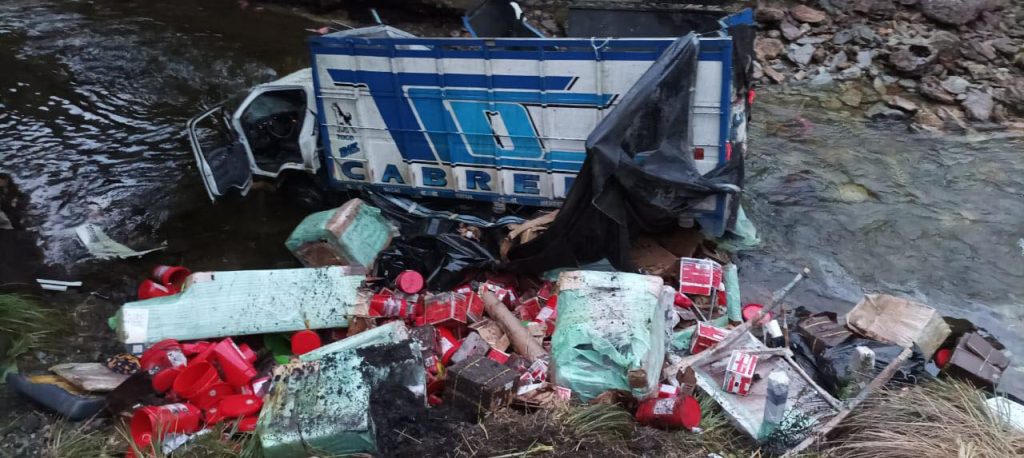 El camión, que viajaba cargado con aceite, se accidentó en la vía Gualaceo -Limón , sector Culebrillas. /Cortesía